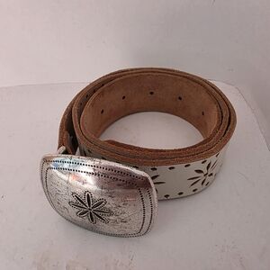 Vintage Candies Genuine Leather with Silvertone Buckle Belt Size Small Off White